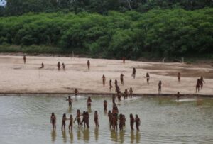 Imágenes inéditas circularon en redes sociales sobre el avistamiento de una tribu no contactada, en la Amazonía de Perú