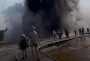 Turistas tuvieron que correr para alejarse de la explosión